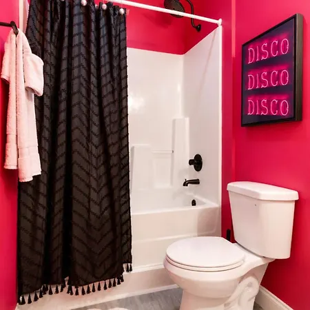 Pink Pony Club Retreat Near Vanderbilt Sleeps 6 Apartment *
