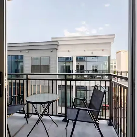 Apartment Downtown Walk To Broadway Pool, Private Balcony, Free Parking!