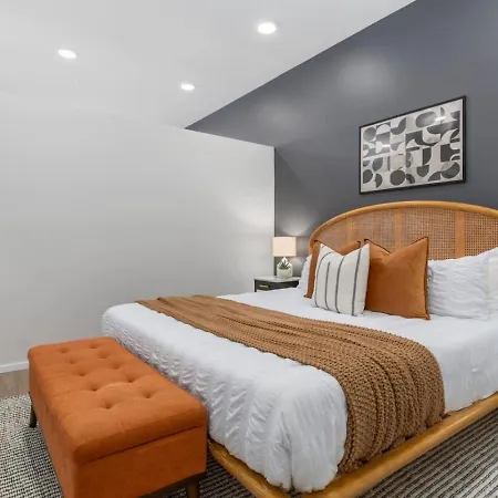 Apartment Modern Gulch Getaway With Pool, Garage And Balcony