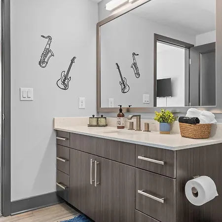 Stylish 2br W Skyline Views Apartment *