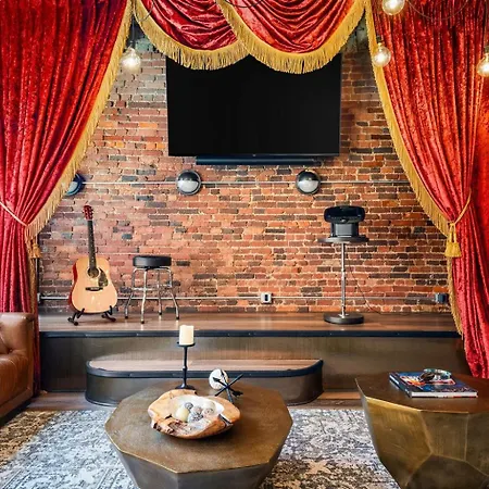 Holiday home The Velvet Vault-luxury Downtown Loft With River View & Walk To Broadway *