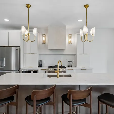 Modern 4br Townhouse Rooftop Lounge Apartment *