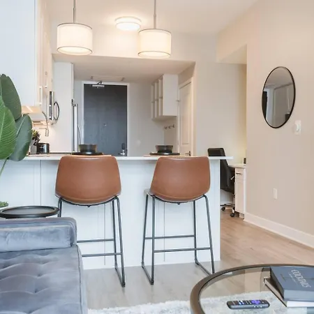 Sky-high Luxury W/ 26th-floor Lounge & Pool Apartment