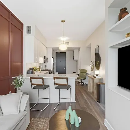 Apartment Luxury Pool, Gym, Views + Free Parking *