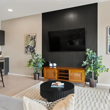 River View Luxury With Garage, Walk To Downtown Apartment *