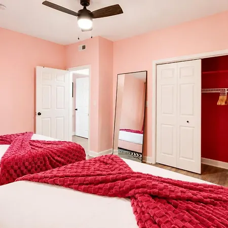 Pink Pony Club Retreat Near Vanderbilt Sleeps 6 Apartment