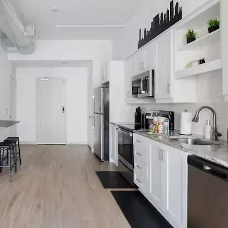 Downtown Walk To Broadway Pool, Private Balcony, Free Parking! * Nashville