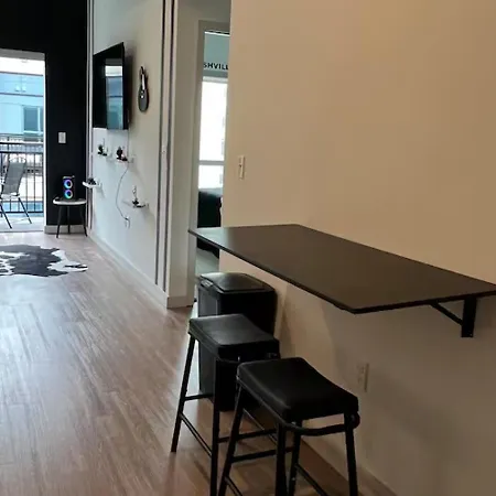 Downtown Walk To Broadway Pool, Private Balcony, Free Parking! * Nashville