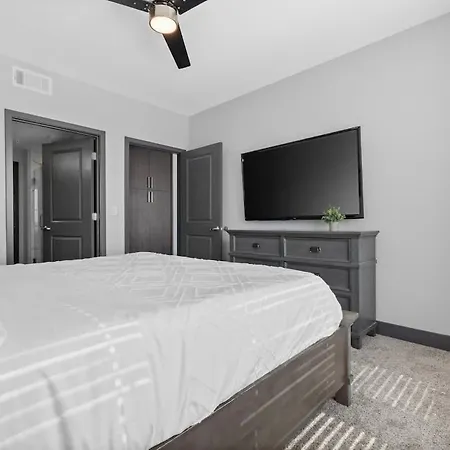 View Getaway 2br Near Broadway & Gulch Apartment
