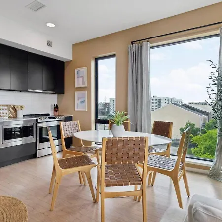 Luxury Downtown Riverview With Garage And Two Balconies *