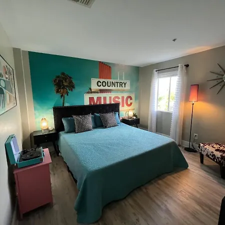 Apartment Riverside Rhythm! Waterfront & Walk To Broadway! Nashville