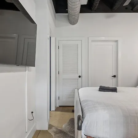 Spacious Near Downtown & Bna Apartment *