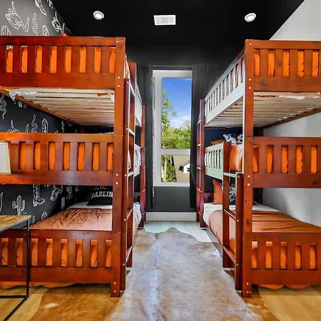 Cowboys And Angels - Sky Deck And Parking - East Apartment