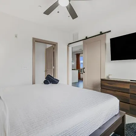 Mid-century Sunlit - Min To Brdwy - Parking Apartment *