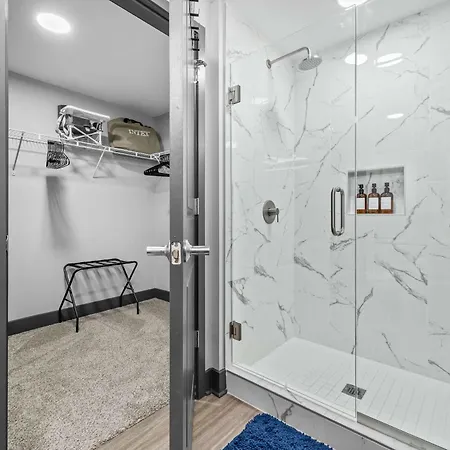 Stylish 2br W Skyline Views