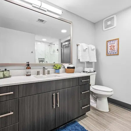 Stylish 2br W Skyline Views Apartment Nashville