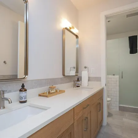 The Record -steps To Broadway & Printers Alley Holiday home