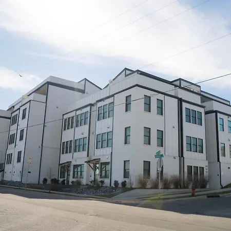 Great Location 2 Bedroom Minutes To Downtown Apartment *