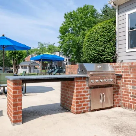 Relaxing 2br With Easy Access Apartment