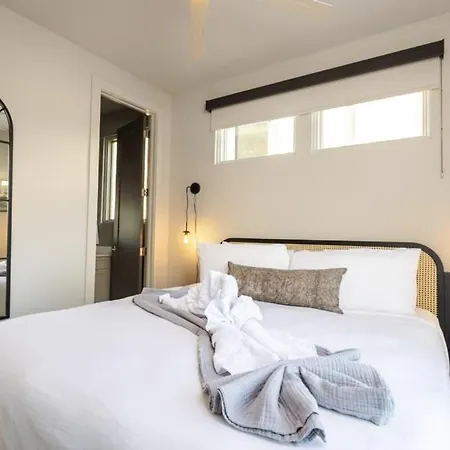 Bachelorette Dream | 2 Units | 8 Kings + 8 Baths * Nashville