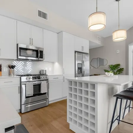 Broadway Views Lux Gulch Condo+ Private Balcony Apartment *