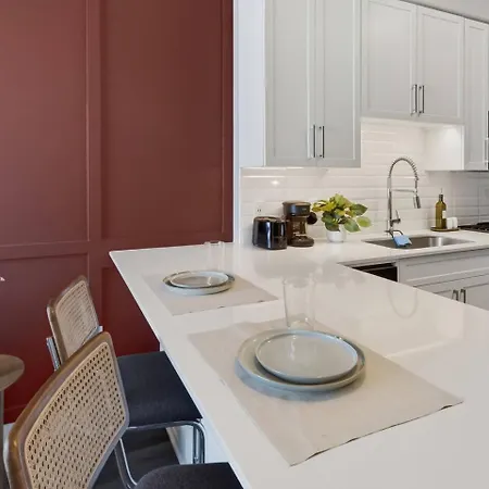 Apartment Luxury Pool, Gym, Views + Free Parking