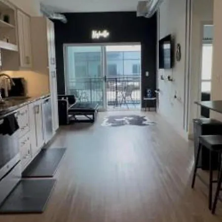 Downtown Walk To Broadway Pool, Private Balcony, Free Parking! Apartment *