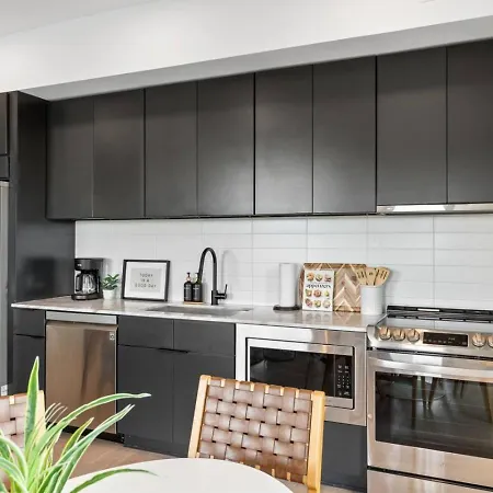 Luxury Downtown Riverview With Garage And Two Balconies Apartment *