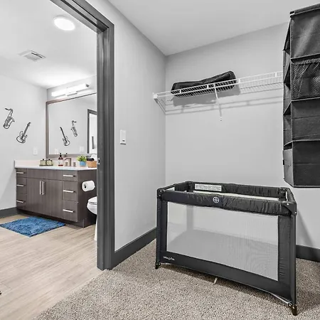 Stylish 2br W Skyline Views Apartment *