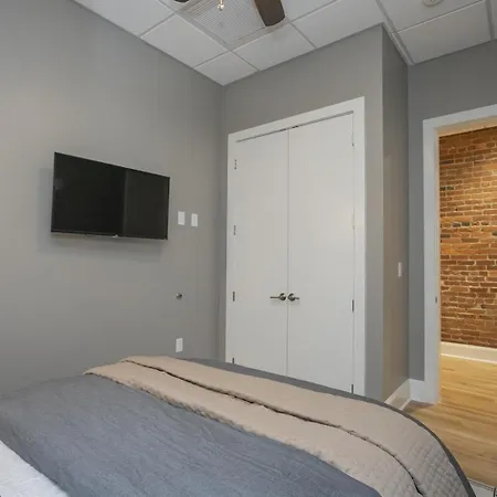 The Record -steps To Broadway & Printers Alley Holiday home Nashville