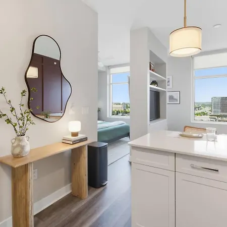 Luxury Pool, Gym, Views + Free Parking Apartment Nashville