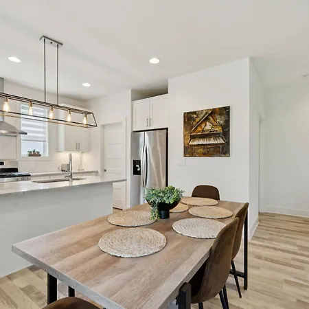 Modern Townhouse Close To Broadway Apartment