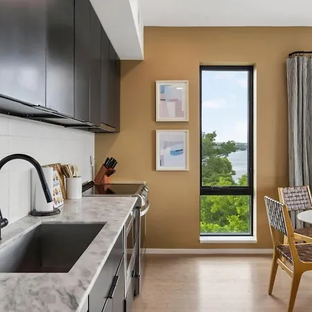 Luxury Downtown Riverview With Garage And Two Balconies