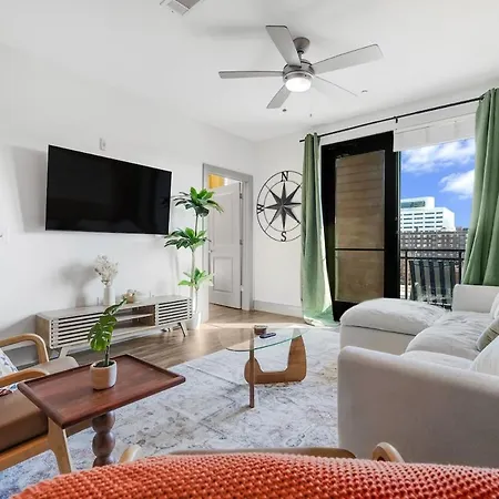 Midtown - 5 Min To Broadway - Free Secured Parking - Pool Apartment