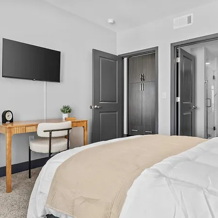 Stylish 2br W Skyline Views Nashville