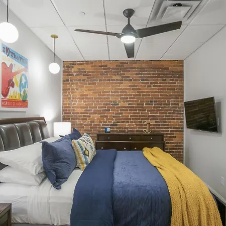 Holiday home The Honky Tonk 2 Blocks To Broadway,printers Alley *