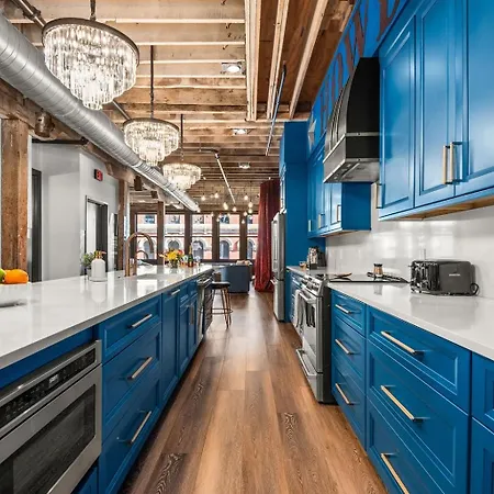 Holiday home The Velvet Vault-luxury Downtown Loft With River View & Walk To Broadway *