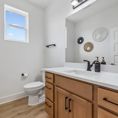 Modern Townhome With Garage & Ev Charger
