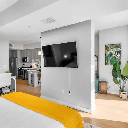 Luxury Pool, Gym & Lounge + Free Parking Apartment