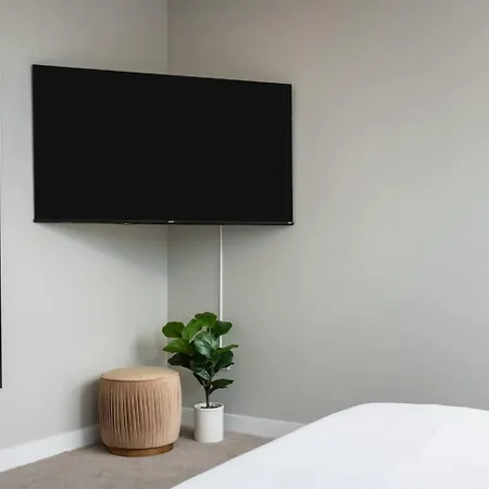 Luxury Gulch Skyline Views, Pool, Parking Apartment Nashville