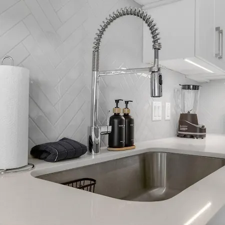 Broadway Views Lux Gulch Condo+ Private Balcony Apartment