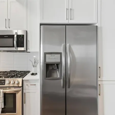 Apartment Luxury Pool, Gym, Views + Free Parking *