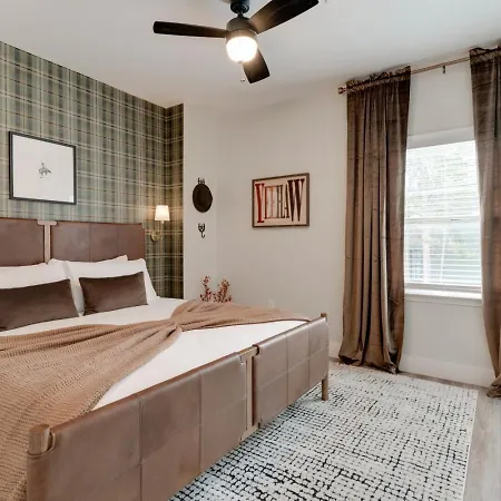 Apartment Game Day Getaway, Vols-themed Near Vanderbilt