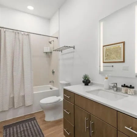 Modern Gulch Getaway With Pool, Garage And Balcony *