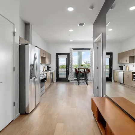 Apartment Modern Gulch Getaway With Pool, Garage And Balcony