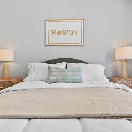 Stylish 2br W Skyline Views *