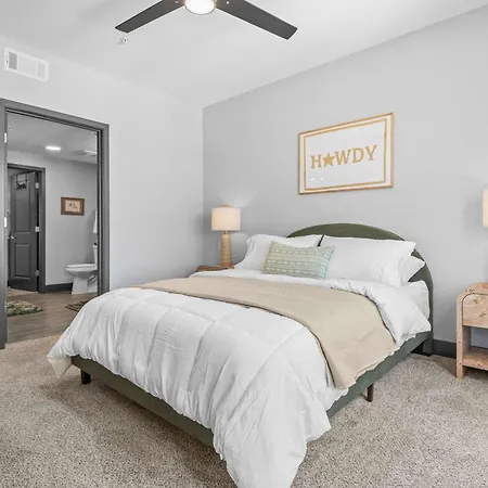 Stylish 2br W Skyline Views Apartment