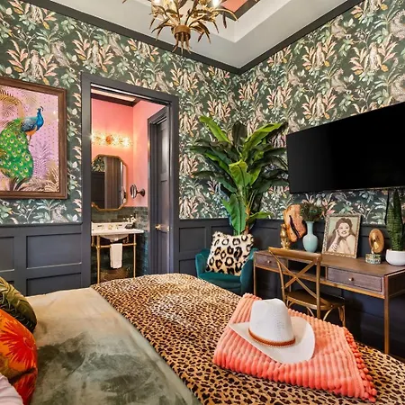The Velvet Songbird Downtown Luxe Sleeps 24 Holiday home *