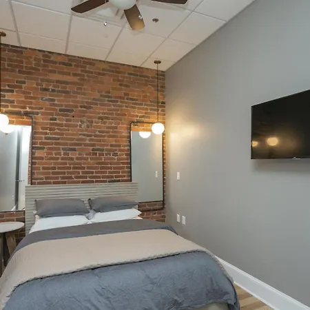 The Record -steps To Broadway & Printers Alley Holiday home Nashville