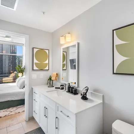 Luxury Pool, Gym & Lounge + Free Parking Apartment